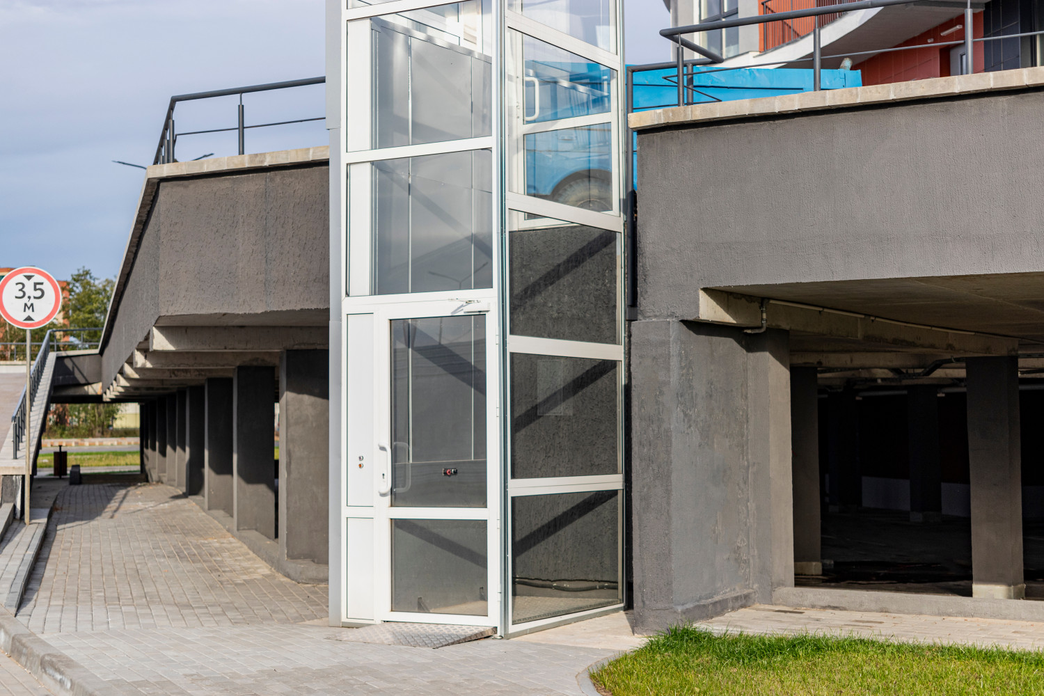 Ascensor cu sau fără Cabină